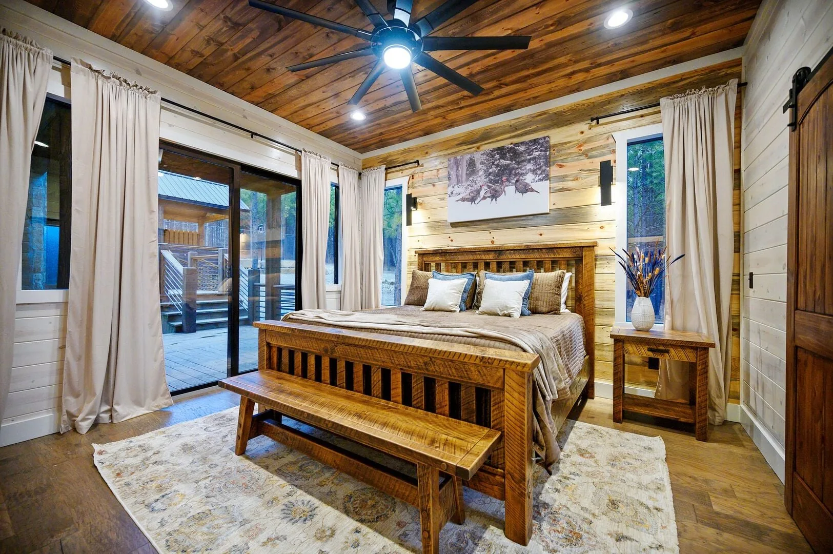 A king suite with an ensuite bathroom